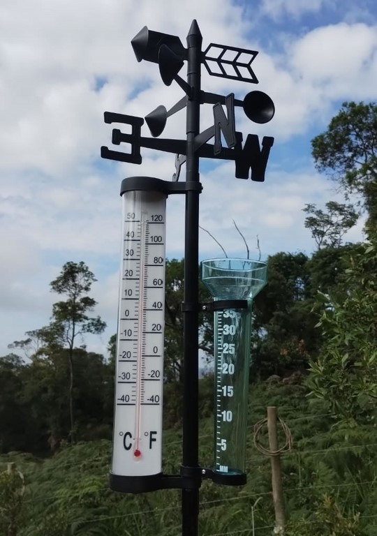 Pluviômetro, temperatura, indicador de vento e direção